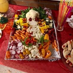 Bunte Gem&uuml;seplatte mit Karotten, Paprika, Radieschen und Blumenkohl auf Aluminiumfolie angerichtet.
