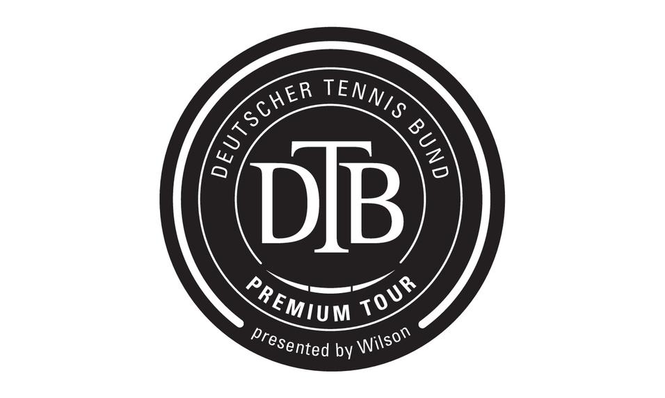Logo des Deutschen Tennis Bundes, mit dem Schriftzug &bdquo;DTB PREMIUM TOUR presented by Wilson&ldquo; in einem runden Design.
