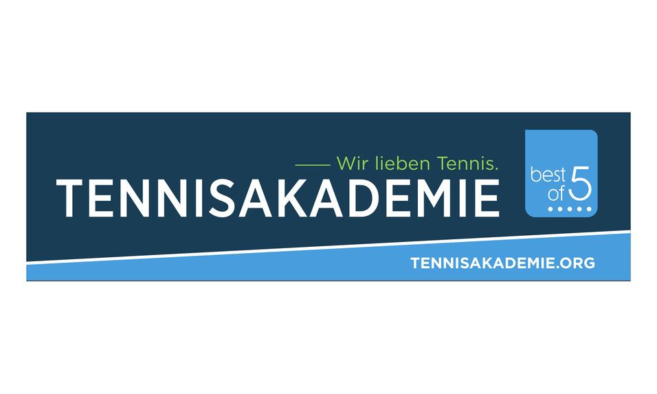 Banner der Tennisakademie mit dem Slogan &bdquo;Wir lieben Tennis&ldquo; und Website-Adresse.