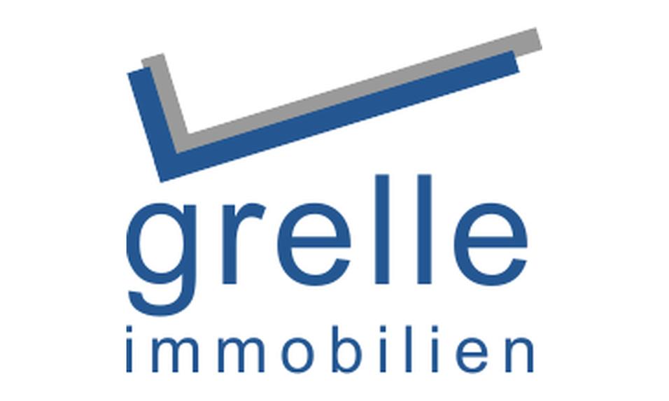 Logo der Firma "grelle immobilien" mit stilisiertem Dach und Schriftzug in Blau und Grau.