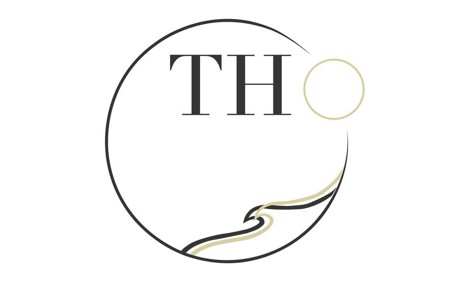 Logo mit den Buchstaben "TH" in einer stilisierten Kreisform und einer geschwungenen Linie in Gold und Schwarz.