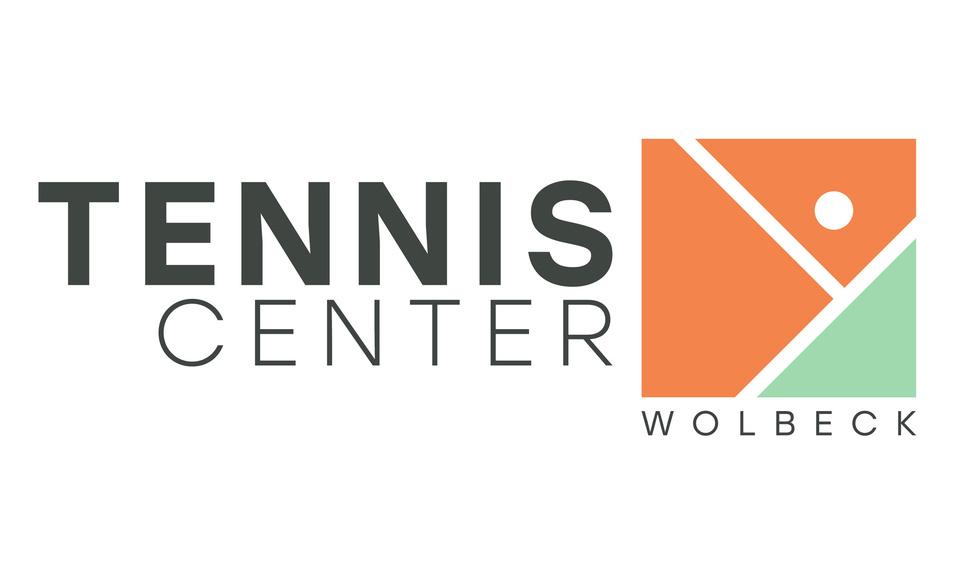 Logo des Tennis Centers Wolbeck mit stilisierter Tennisspieler-Grafik und orange-gr&uuml;ner Farbgestaltung.