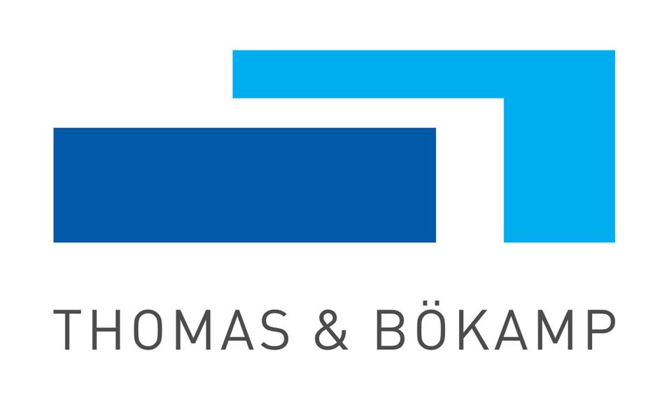 Logo von Thomas & B&ouml;kamp mit blauen geometrischen Formen und dem Schriftzug in Grau darunter.